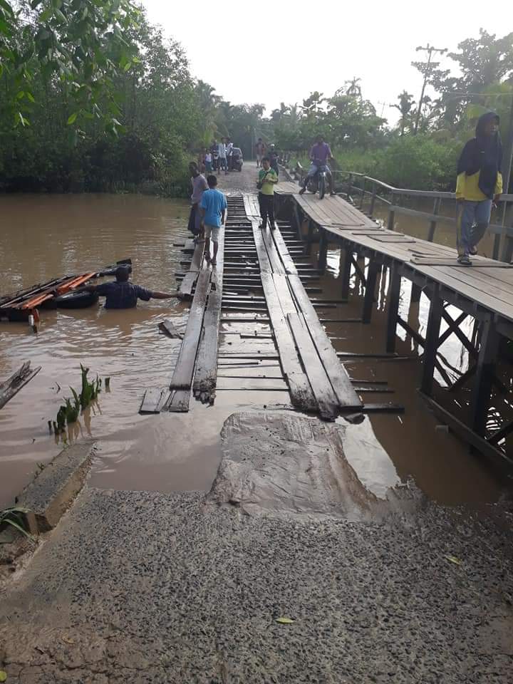 Jembatan di Pulau Kijang Inhil Ambruk, Truk Bermuatan Ayam Masuk Sungai
