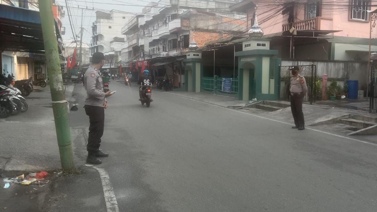 Personel Polres Meranti Giat Pengamanan Simpang & Bagikan Masker