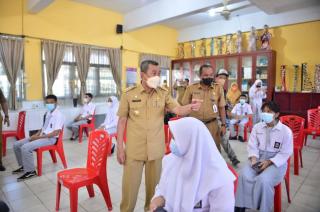 Gubri Tinjau Pelaksanaan Vaksinasi di SMA 11 Pekanbaru, Ini Pesannya