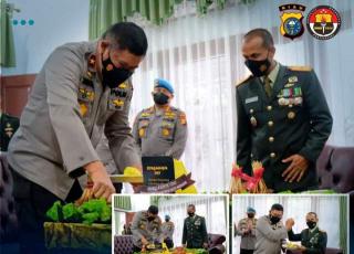 76 Tahun TNI, Wakapolda Riau Potong Tumpeng dengan Danrem Wirabima