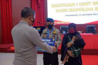Polisi di Riau Menangis Dapat Bantuan Rumah, Bilang: 