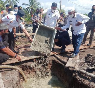 Bupati Meranti dan Kapolda Riau Letak Batu Pertama Pembangunan Masjid Jannatun Naim Desa Sungai Cina