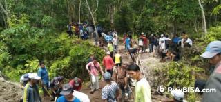 Tak Digubris Perusahaan, Warga Ramai-ramai Timbun Jalan yang Diputus PT Dutapalma di Kuansing