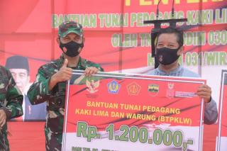 Danrem Serahkan Bantuan Tunai Rp 1,2 Juta untuk 5 ribu PKL & Warung di Pekanbaru