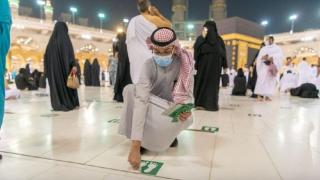 Arab Saudi Hapus Aturan Jaga Jarak di Masjidil Haram