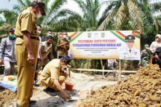 Gubernur Riau Serahkan Bahan Bangunan & Jadup Warga Komunitas Adat Terpencil