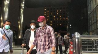 Bawa Koper Ungu, Bupati Kuansing Dibawa Petugas Digiring Dalam Gedung KPK