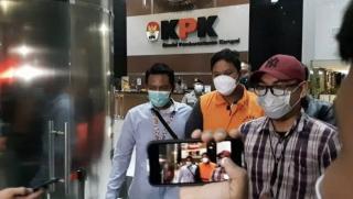 Tangan Diborgol, Bupati Kuansing Non Aktif Andi Putra Resmi Pakai Rompi Orange