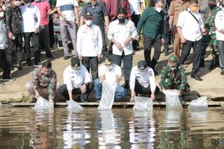 Gubri & Wagubri Tebar 6.000 Benih Ikan Patin di Desa Cipang Kiri Hulu Rohul