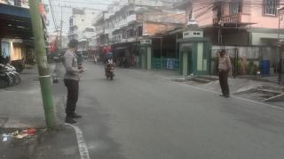 Personel Polres Meranti Giat Pengamanan Simpang & Bagikan Masker