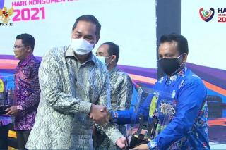 Keren, Rohil Terima Penghargaan Daerah Tertib Ukur dari Kementerian Perdagangan