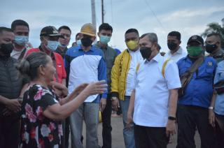 Gubernur Riau Bantu Korban Banjir di Kota Dumai