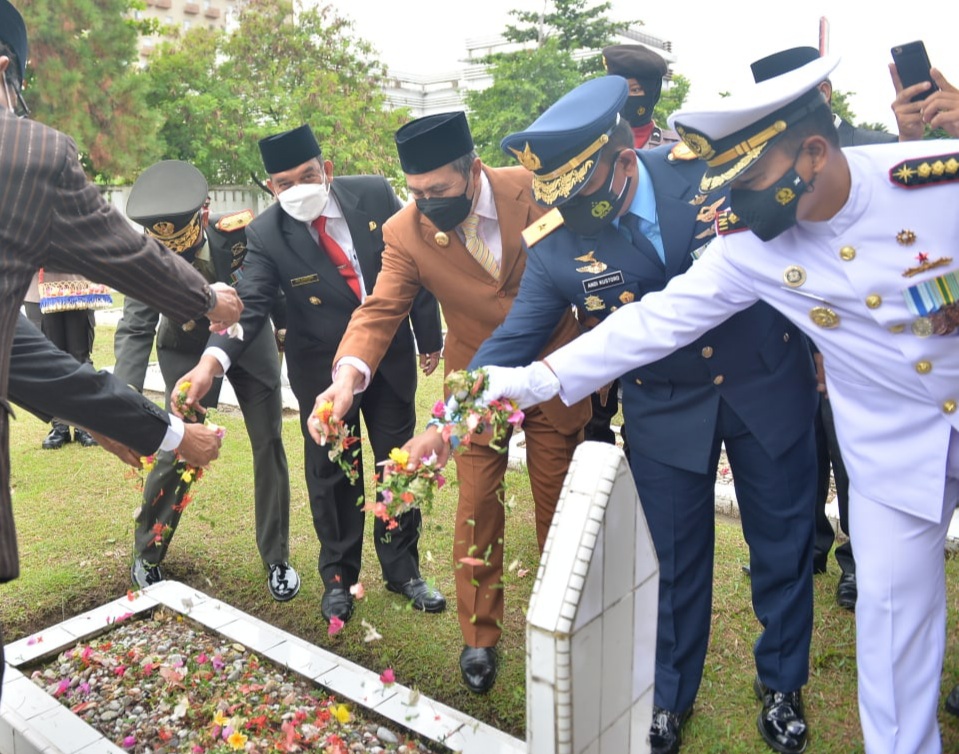 Upacara Memperingati Hari Pahlawan Digelar di TMP Kusuma Dharma Pekanbaru Berjalan Khidmat 
