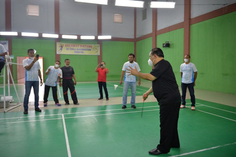 Badminton Cup 2021 Dibuka, Sekdaprov Riau Lakukan Servis Perdana