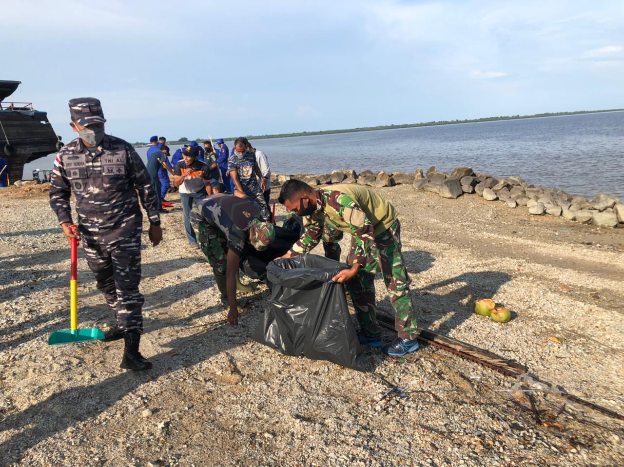 Peringati HUT ke 71, Polairud Polres Meranti Lakukan Pembersihan Pantai dan Edukasi Prokes