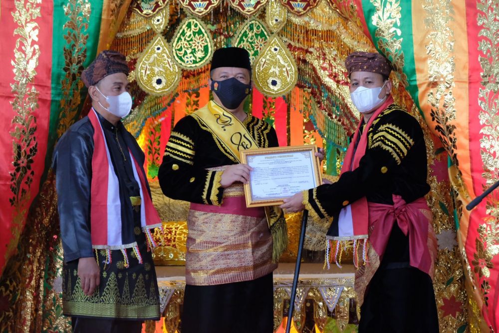 Kapolda Riau Terima Gelar Datuk Bandaro Alam
