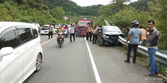 Kecelakaan Mengerikan, Besi Pembatas Jalan Tembus Bodi Mobil