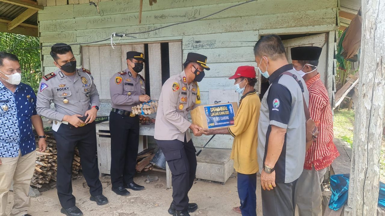 Lansia & Warga Kurang Mampu Kecipratan Bansos Dari Kapolres Kuansing