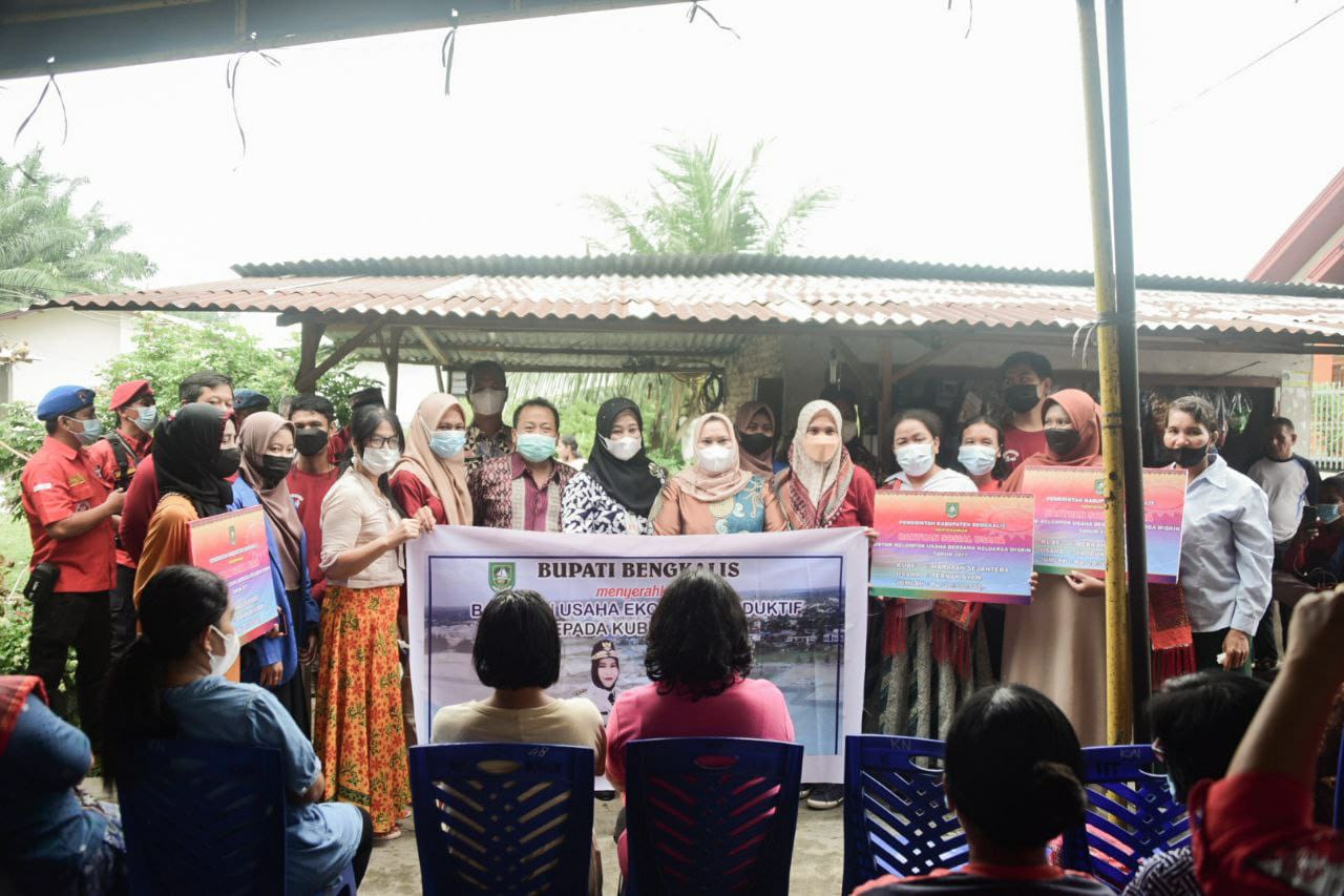 Bupati Kasmarni Blusukan Serahkan Bantuan Untuk Masyarakat