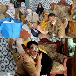 Suka Duka Vaksinasi Lansia Door to Door Di Kelurahan Pematang Kapau, Dari Memeluk Sampai Menangis Depan Pak Lurah