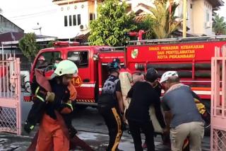 Aksi Heroik Personel Berimob Polda Riau Selamatkan Lansia Stroke di Rumah yang Terbakar