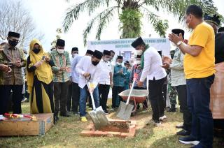 Lakukan Peletakan Batu Pertama Pembangunan Gedung Yayasan Majelis Al Ittihad dan Pondok Tahfidz Al Furqon Pangkalan Kerinci, Inilah Harapan Gubri
