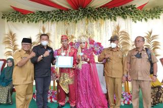 Arungi Banjir, Bupati Meranti Antar KTP & KK Pengantin Baru