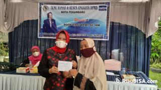 Dibantu Anggota DPRD Pekanbaru ini Rp 25 Juta, Yusmaniar Menangis & Sujud Syukur