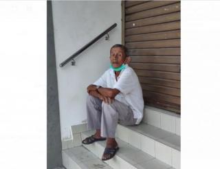 Ayah Ini Rela Menunggu Putrinya Setiap Hari di Luar Kantor untuk Makan Siang