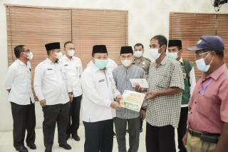 Bupati Bengkalis Serahkan Bantuan untuk Juru Parkir dan Komunitas Ojek