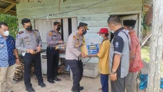 Lansia & Warga Kurang Mampu Kecipratan Bansos Dari Kapolres Kuansing