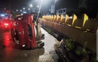 Minibus Tabrak Flyover Sudirman Pekanbaru, Warganet: Pulang Joged!