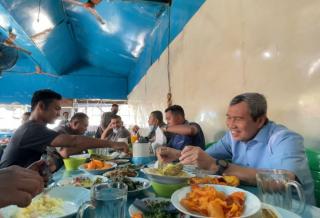 "Mari Makan Dulu, Nanti Lanjut Lagi Nyanyinya,” Begini Kisah Musisi Jalanan Diajak Makan Gubernur Riau