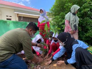 Gandeng Duta Lingkungan, SOBI UNRI Tanam Pohon di SDN 017 Pandau Jaya Kampar