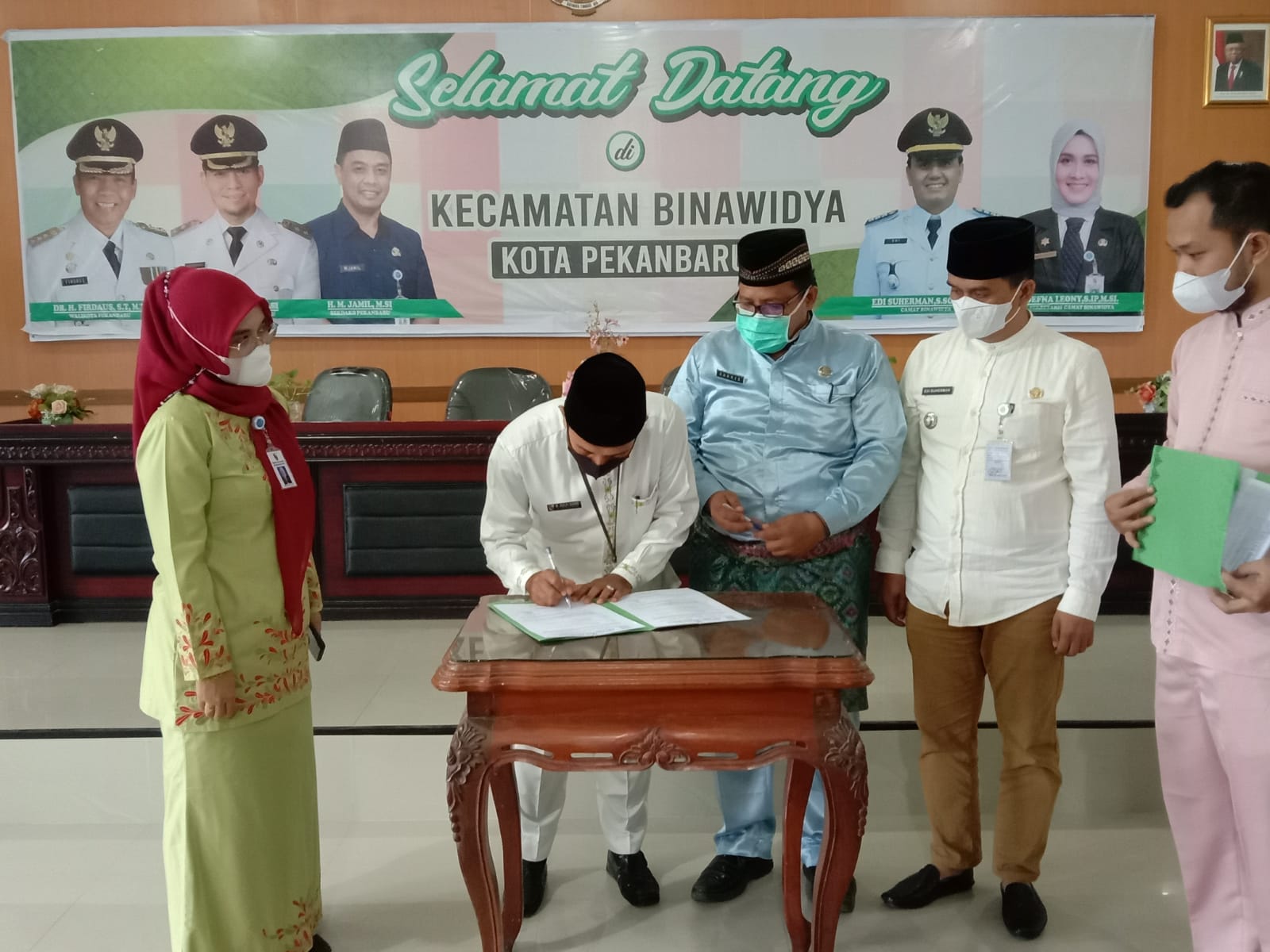 Camat Binawidya Pimpin Sertijab Lurah Simpang Baru