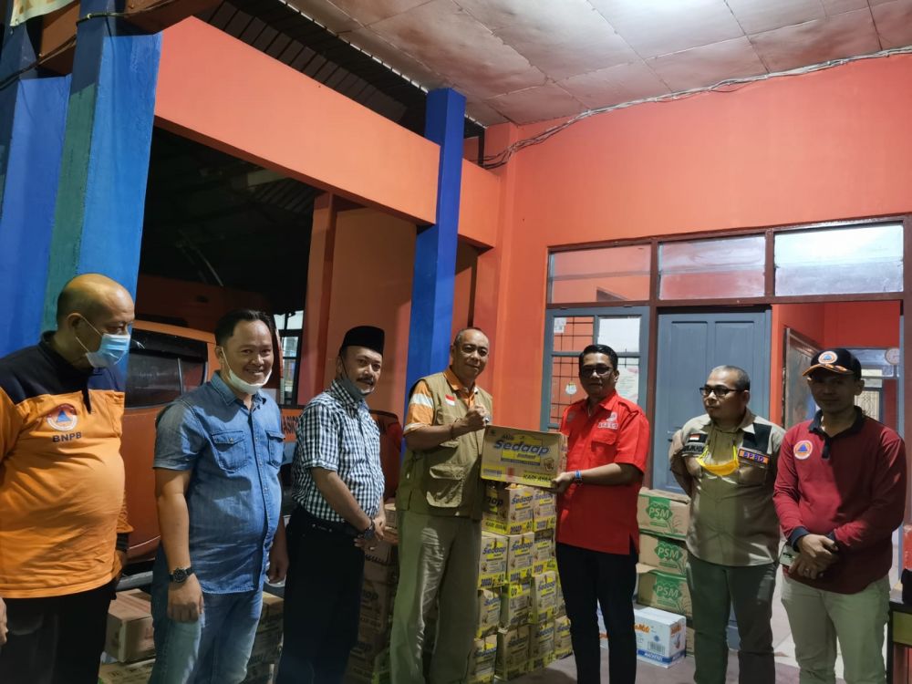 BPBD Riau Serahkan Bantuan Logistik untuk Suku Laut Korban Gelombang Pasang di Inhil
