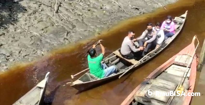 Berangkat Menggunakan Sampan, Vaksinasi Covid-19 Sasar Suku Akit di Desa Batin Suir