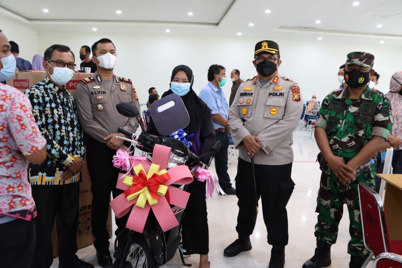 Kapolres Siak Serahkan Satu Unit Sepeda Motor Hadiah Undian Vaksinasi