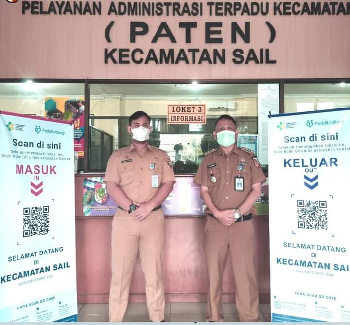 Scan Barcode PeduliLindungi Diterapkan di Kantor Camat Sail 