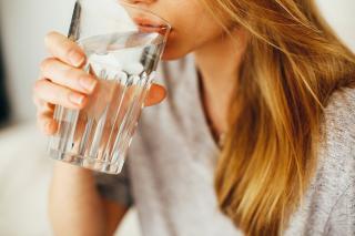 5 Manfaat Minum Air Putih Saat Bangun Tidur Dipagi Hari