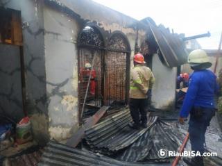 Kos-kosan di Jalan Thamrin Pekanbaru Hangus Dilahap Api