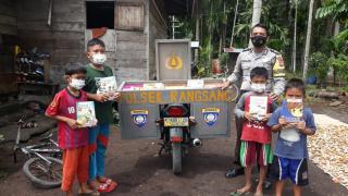 Polisi di Meranti Sulap Motor Dinas Jadi Perpustakaan Keliling