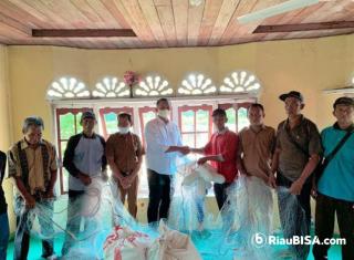 Pemkab Meranti Serahkan Bantuan Jaring Kepada KUB Nelayan Bahari Desa Topang