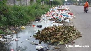 Teror Tumpukan Sampah di Jalan Soekarno Hatta Pekanbaru Timbulkan Bau Busuk