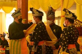 Bupati dan Wakil Bupati Pelalawan Dianugerahi Gelar Adat, Ini Pesan Gubri