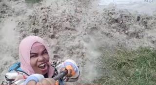 Video Emak-emak Menantang Ombak Bono Pelalawan, Ternyata Ini Alasannya Membuat Konten  