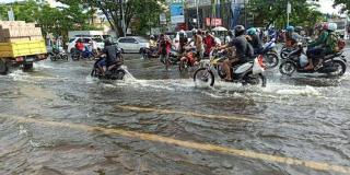 Batas Aman Sepeda Motor Terobos Banjir