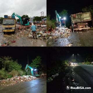 Gunakan 1 Unit Alat Berat, Sampah di Pasar Pagi Arengka dan Soekarno Hatta Diangkut ke TPA Muara Fajar
