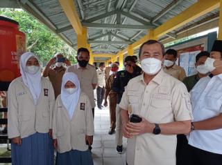 Tinjau SMKN 1 Rengat, Gubernur Riau Serahkan 40 Unit Laptop