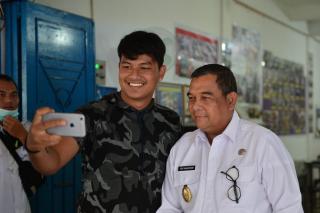 Kunker ke Rohil, Wagub Riau Ditunggu Warga Minta Swafoto